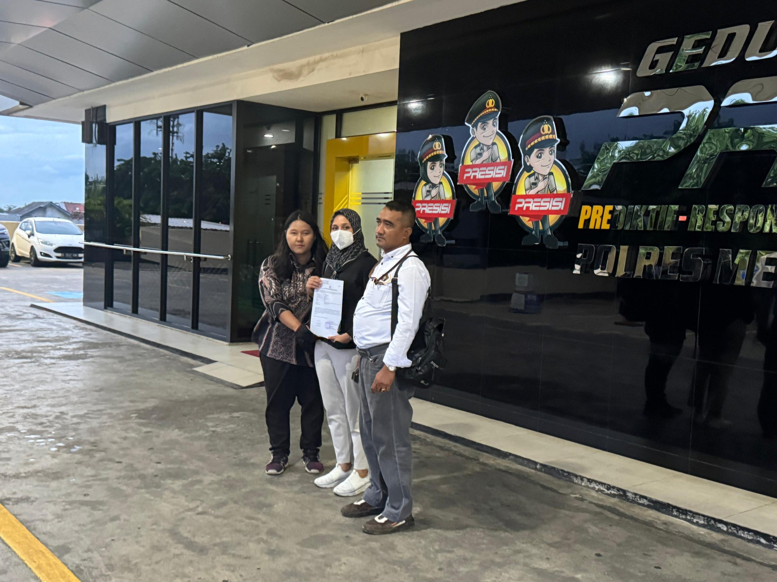 AM bersama kuasa hukumnya melaporkan petinggi Yayasan Unisma Bekasi ke Polres Metro Bekasi Kota.