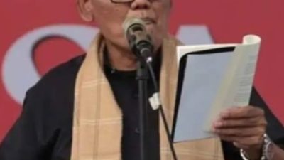 Penyair dari Kota Jakarta , Pulo Lasman Simanjuntak sedang baca sajak karya sendiri berjudul MATA PUISI yang ditulis pada Januari 2024.(Foto : Ist/Dok Pribadi)