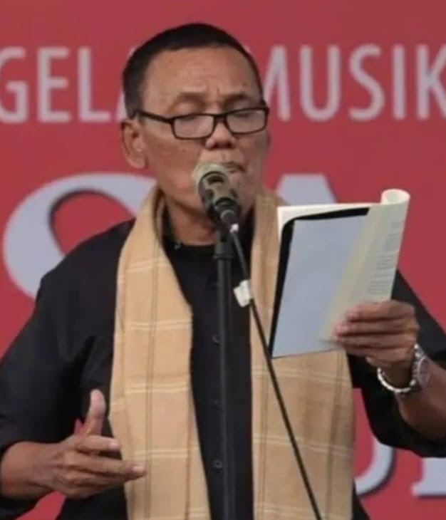 Penyair dari Kota Jakarta , Pulo Lasman Simanjuntak sedang baca sajak karya sendiri berjudul MATA PUISI yang ditulis pada Januari 2024.(Foto : Ist/Dok Pribadi)