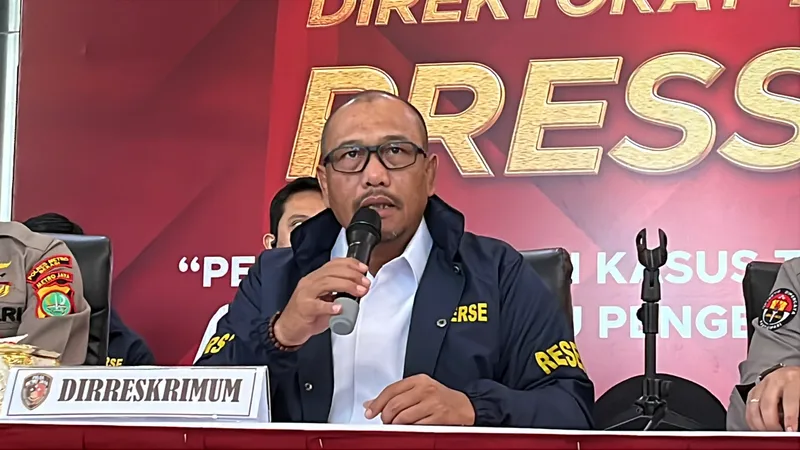 Direktur Reserse Kriminal Umum (Dirreskrimum) Polda Metro Jaya Kombes Wira Satya Triputra dalam konferensi pers di Polda Metro Jaya, Senin (13/1/2025).