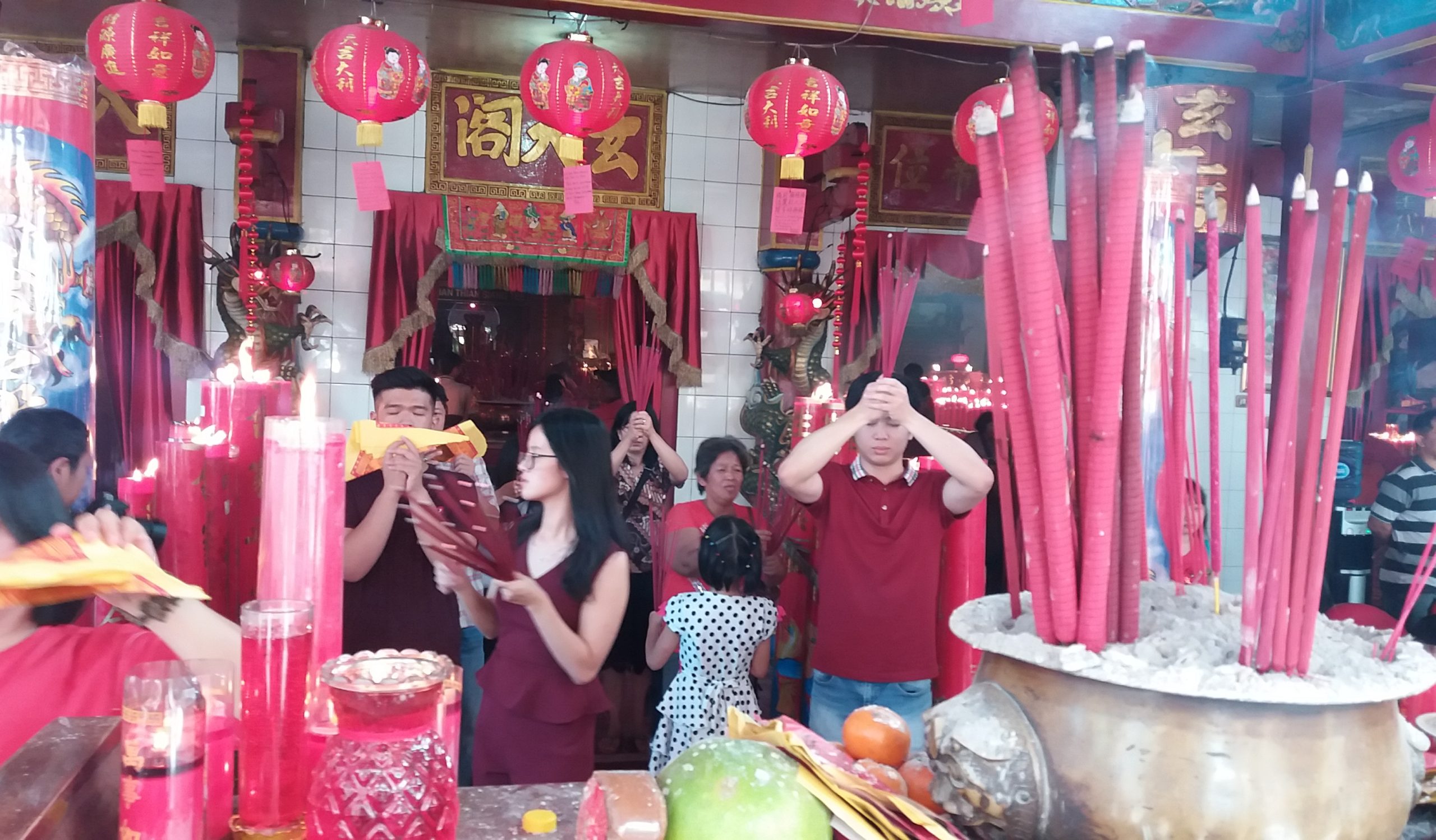 Jemaat di Klenteng Hok Lay Kiong Bekasi. Foto: Gobekasi.id