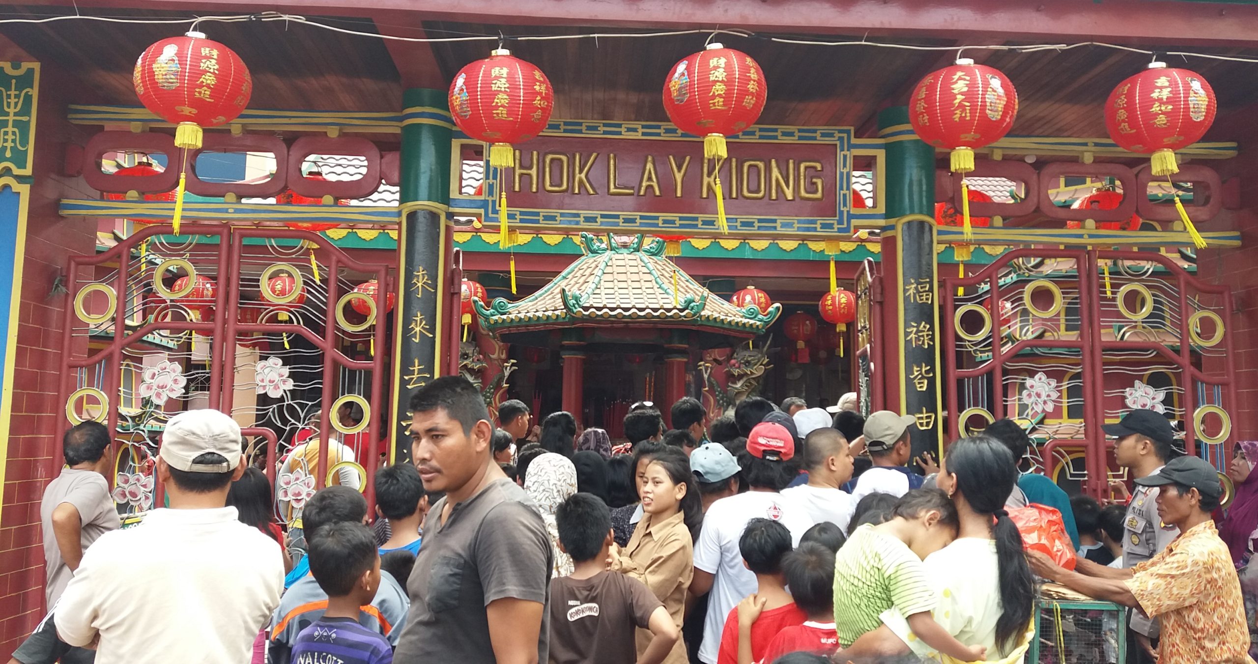 Warga dan jemaat memadati Klenteng Hok Lay Kiong saat perayaan Tahun Baru Imlek. Foto: Dok.Gobekasi.id