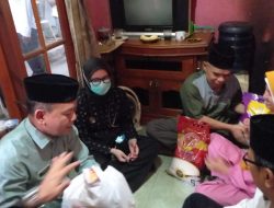 Camat Bekasi Barat Laksanakan Jum’at Berkah, Bagikan Paket Sembako kepada Warga