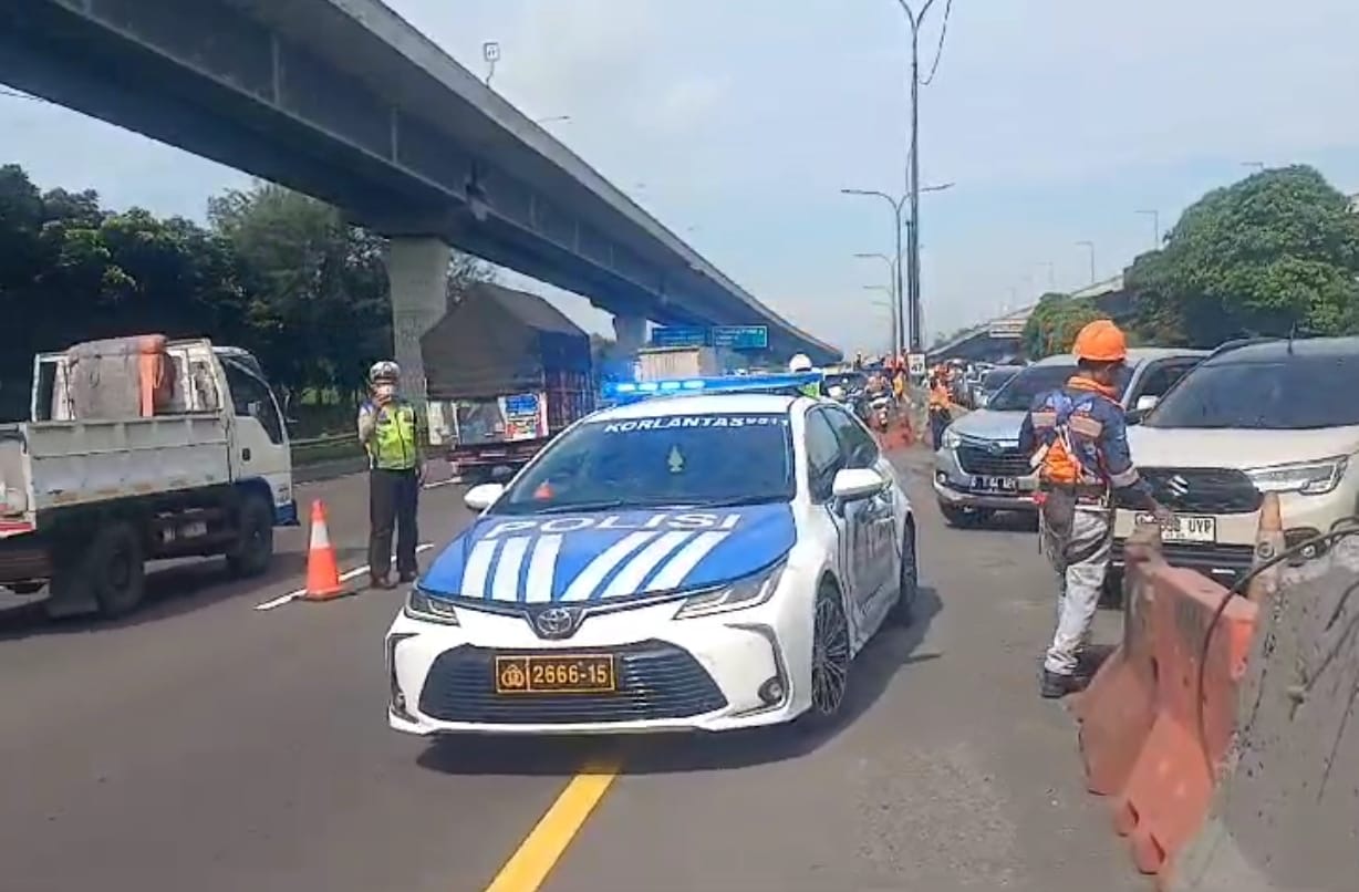 Pemberlakuan Contraflow di Tol Japek arah Cikampek.