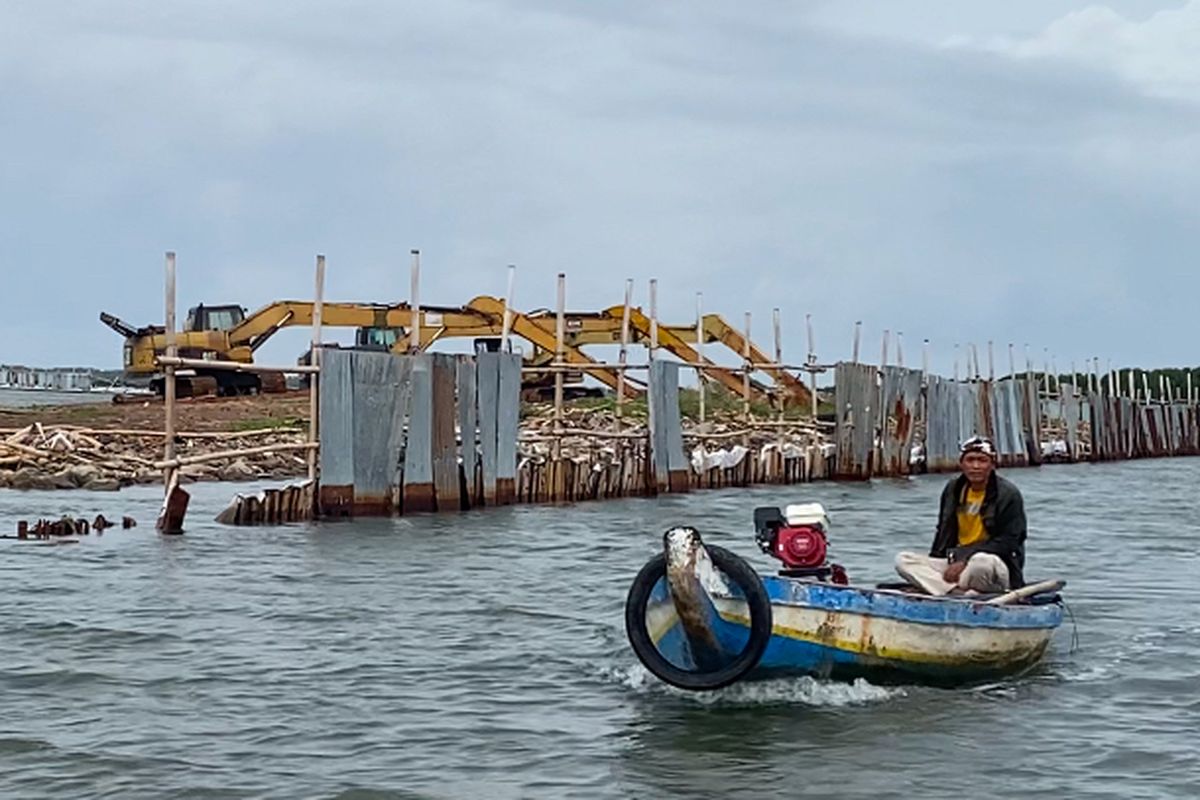 Seorang nelayan tengah melintas di sekitar pembangunan alur pelabuhan di perairan Kampung Paljaya, Desa Segara Jaya, Tarumajaya, Kabupaten Bekasi.(ACHMAD NASRUDIN YAHYA/KOMPAS.com)
