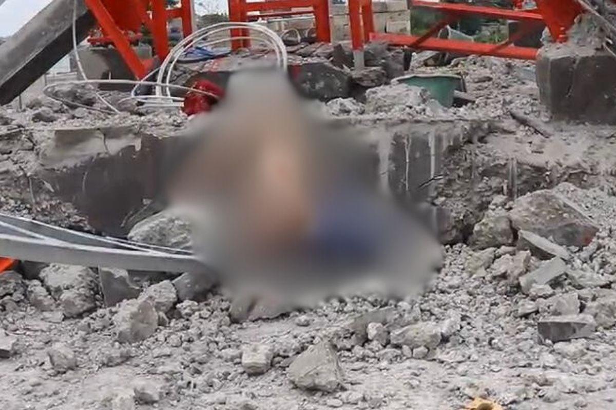 Beton coran ambruk dan menimpa 7 pekerja di Bekasi. Foto: Ist