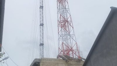 Petugas Gabungan Lanjutkan Pembongkaran Tower Provider di Bekasi Pasca Ambruknya Coran Penyangga