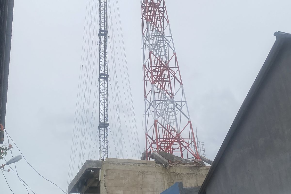 Penampakan tower provider di Jalan Mista Raya, Kavling Bumi Indah Sejahtera, Desa Karang Satria, Tambun Utara, Kabupaten Bekasi.