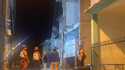 Petugas PLN memadamkan listrik sementara untuk proses evakuasi agar aaman.
