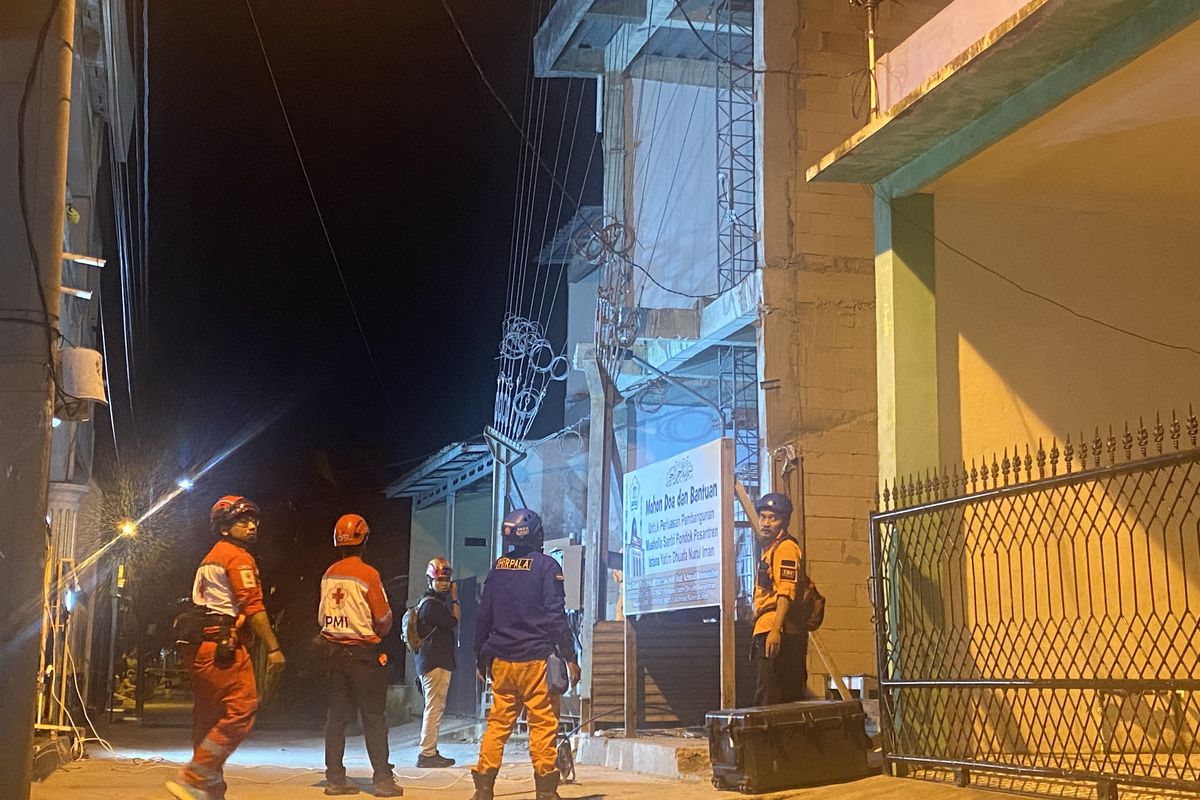 Petugas PLN memadamkan listrik sementara untuk proses evakuasi agar aaman.