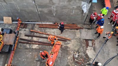 Proses evakuasi jenazah korban meninggal yang tertimpa reruntuhan coran penyangga tower provider di Desa Karang Satria, Tambun Utara, Kabupaten Bekasi, Rabu (29/1/2025) . (Dokumentasi Basarnas)