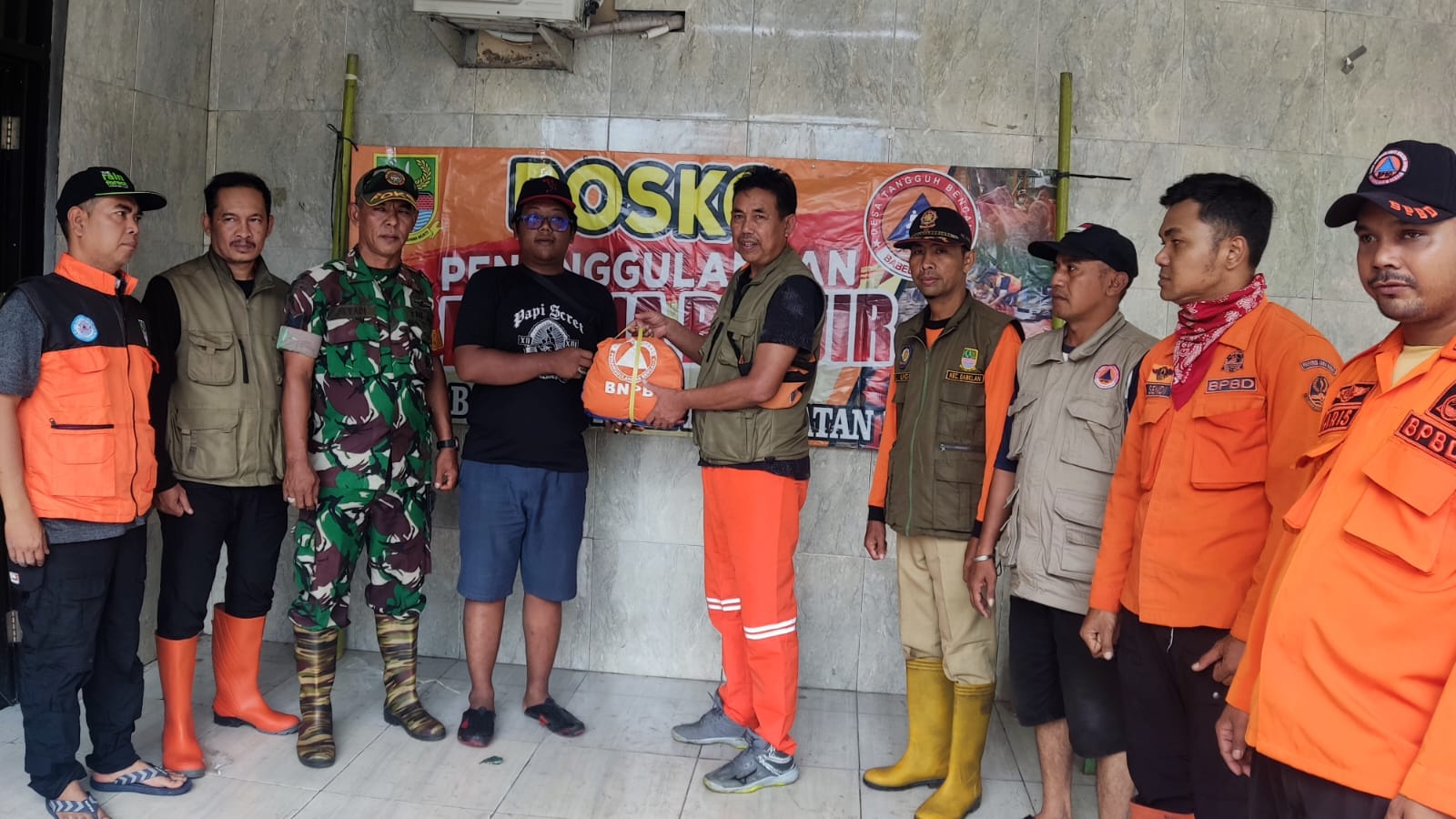 BPBD Kabupaten Bekasi memberikan bantuan logistik kepada korban banjir di Babelan