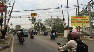 Perlintasan Stasiun Bekasi yang menghubungkan Jalan Raya Perjuangan dan Jalan Ir.H Juanda kerap membuat kemacetan. Foto: Ist