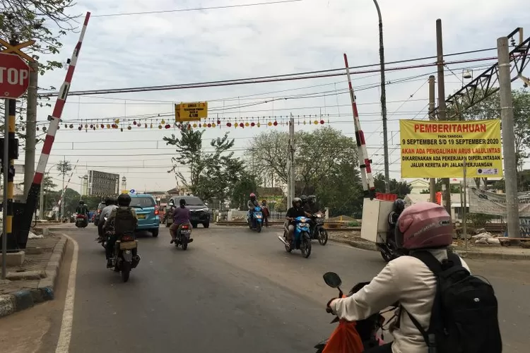 Perlintasan Stasiun Bekasi yang menghubungkan Jalan Raya Perjuangan dan Jalan Ir.H Juanda kerap membuat kemacetan. Foto: Ist