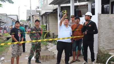 Camat Tambun Utara Najmuddin meninjau lokasi robohnya penyangga tower BTS