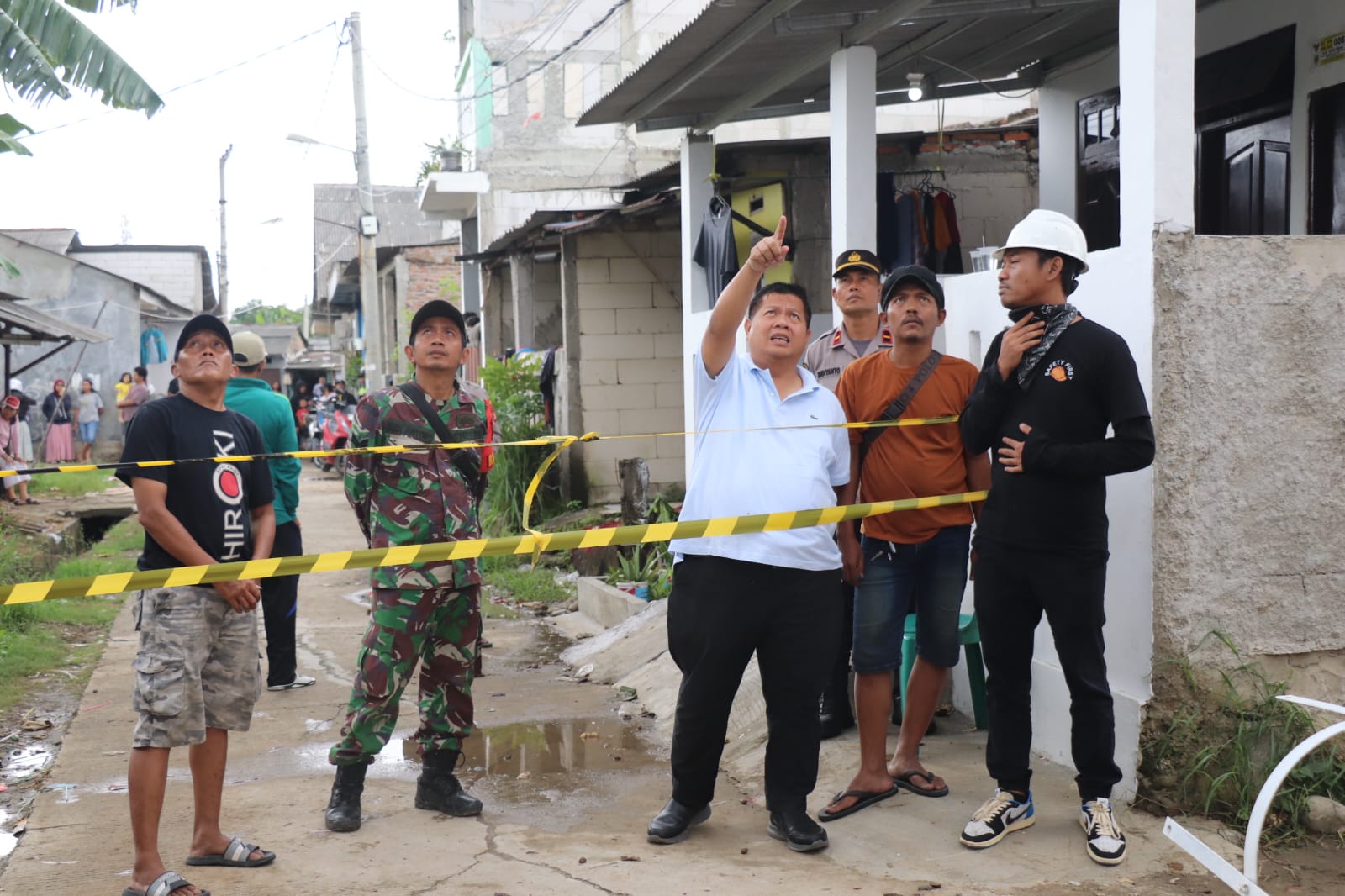 Camat Tambun Utara Najmuddin meninjau lokasi robohnya penyangga tower BTS