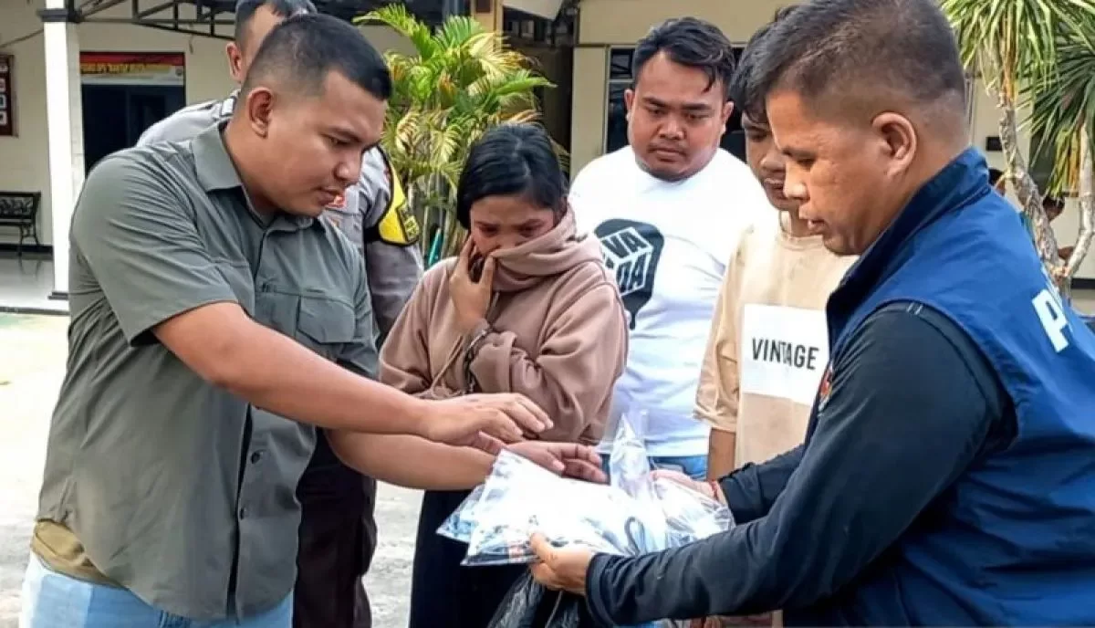Polisi menggiring sejoli pelaku curanmor di Cibitung, Kabupaten Bekasi.