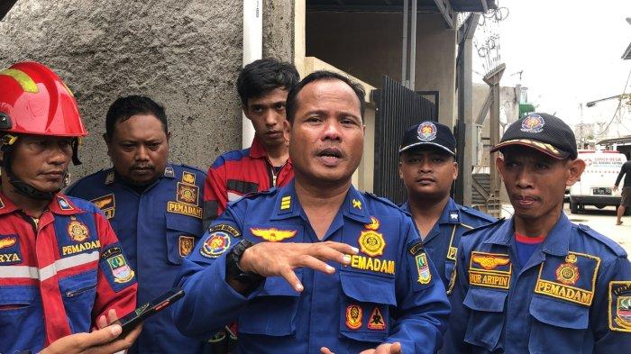Petugas Disdamkarmat Kabupaten Bekasi saat melakukan upaya evakuasi korban reruntuhan beton. Foto: Ist