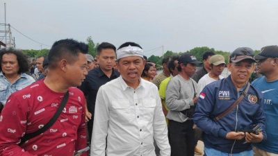 Dedi Mulyadi meninjau pagar laut Bekasi