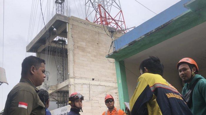 Para petugas tengah berkoordinasi untuk evakuasi beton tower provider ambruk di Jalan Mista Raya, Kavling Bumi Indah Sejahtera, RT 08 RW 05, Desa Karang Satria, Kecamatan Tambun Utara, Kabupaten Bekasi pada Senin (27/1/2025)