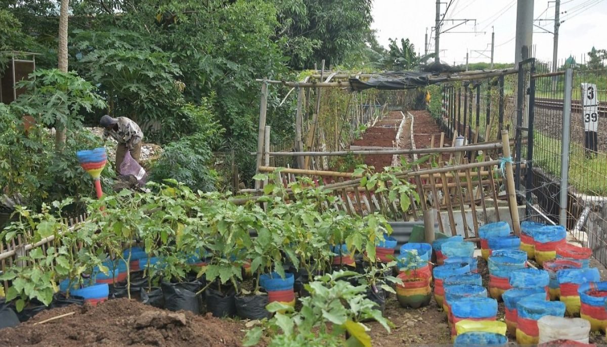 Warga beraktivitas di Taman Perumahan Telaga Murni Kecamatan Cikarang Barat, Kabupaten Bekasi