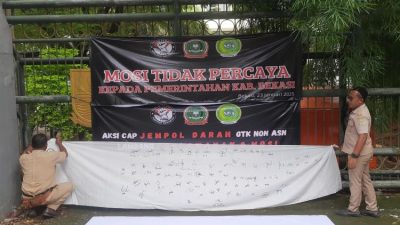 Guru di Kabupaten Bekasi melakukan aksi cap jempol darah