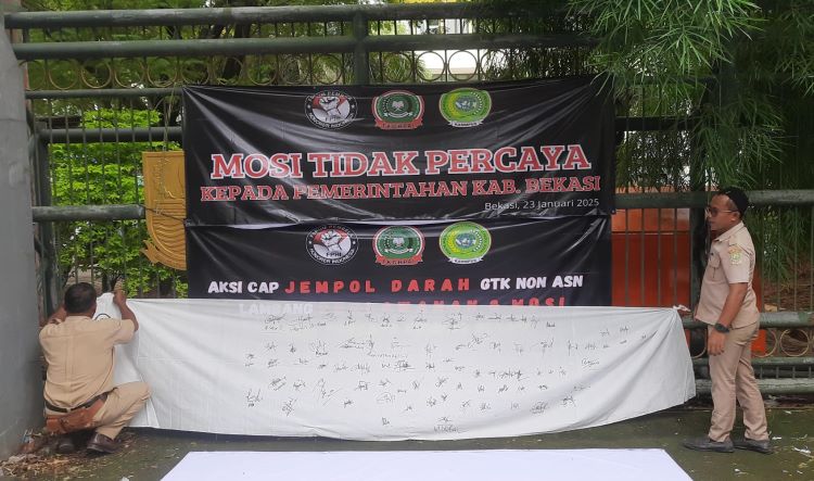 Guru di Kabupaten Bekasi melakukan aksi cap jempol darah