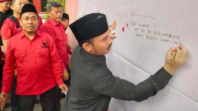 Plt Ketua DPC PDI Perjuangan Kabupaten Bekasi, Ade Kuswara Kunang mendeklarasikan dukungan kepada Megawati Soerkarnoputri jelang Kongres PDIP.
