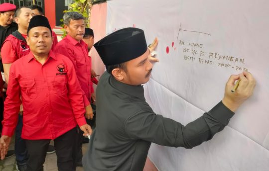 Plt Ketua DPC PDI Perjuangan Kabupaten Bekasi, Ade Kuswara Kunang mendeklarasikan dukungan kepada Megawati Soerkarnoputri jelang Kongres PDIP.