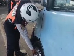 Dishub Kota Bekasi Tertibkan Angkot Parkir Sembarangan di Trotoar Jalan