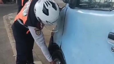 Tim Reaksi Cepat Dinas Perhubungan (Dishub) Kota Bekasi menertibkan angkutan umum perkotaan (angkot) yang parkir sembarangan di trotoar sepanjang Jalan KH Noer Ali