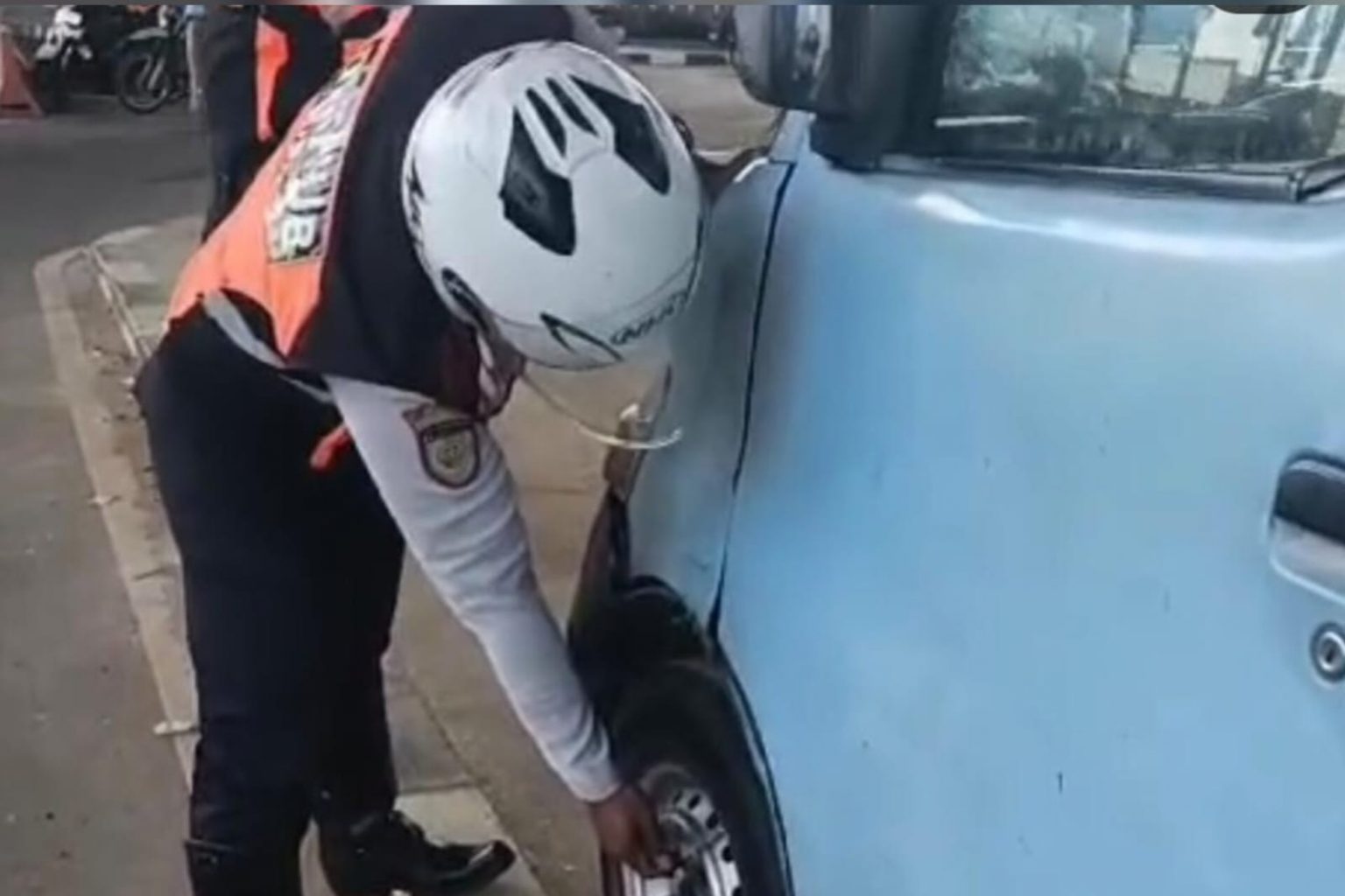 Tim Reaksi Cepat Dinas Perhubungan (Dishub) Kota Bekasi menertibkan angkutan umum perkotaan (angkot) yang parkir sembarangan di trotoar sepanjang Jalan KH Noer Ali