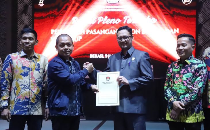 Ketua KPU Kabupaten Bekasi menyerahkan berita acara hasil rapat pleno terbuka penetapan pasangan calon Bupati dan Wakil Bupati Bekasi terpilih hasil Pilkada Serentak 2024 kepada Ketua DPRD Kabupaten Bekasi Ade Sukron Hanas di Hotel Holiday Inn Jababeka, Kecamatan Cikarang Selatan, Kamis (9/1/2025).