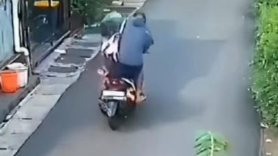 Tangakapan layar sepeda motor Ojol terbakar saat antar penumpang.