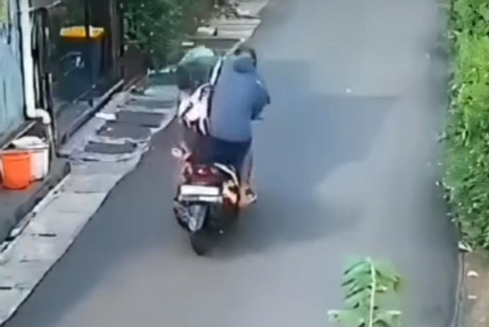 Tangakapan layar sepeda motor Ojol terbakar saat antar penumpang.