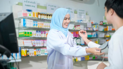 Ilustrasi apoteker melayani