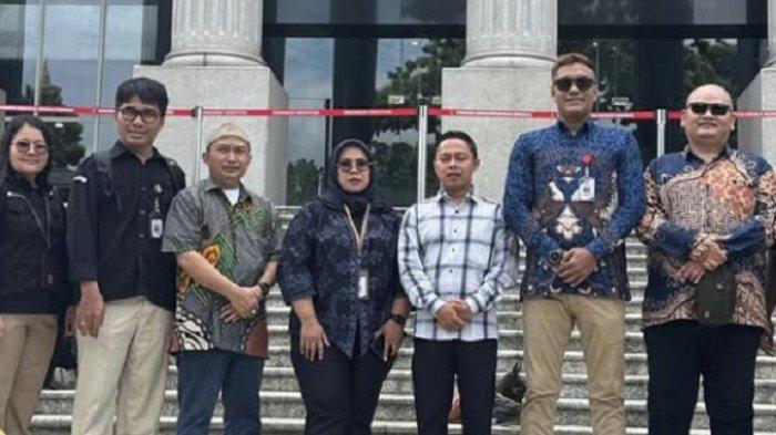 Jajaran KPU Kota Bekasi di gedung Mahkamah Konstitusi