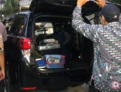 KPK Bawa Buku dan Flashdisk dari Hasil Penggeledahan Rumah Hasto di Bekasi