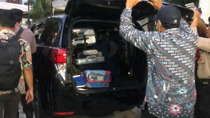 Penyidik KPK membawa sejumlah barang dari kediaman Sekjend PDIP Hasto Kristiyanto di Kota Bekasi. Foto: Ist