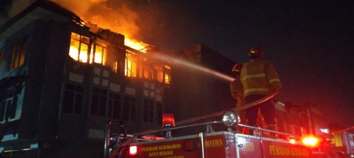Kebakaran Toko Roti Legendaris Djoko Bakery di Kota Bekasi