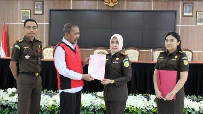 Kepala Kejari Kabupaten Bekasi, Dwi Astuti Beniyati dan tersangka yang merupakan pedagang bakso.