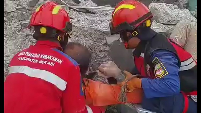 Korban tewas tertimpa reruntuhan beton tower baru bisa dievakuasi