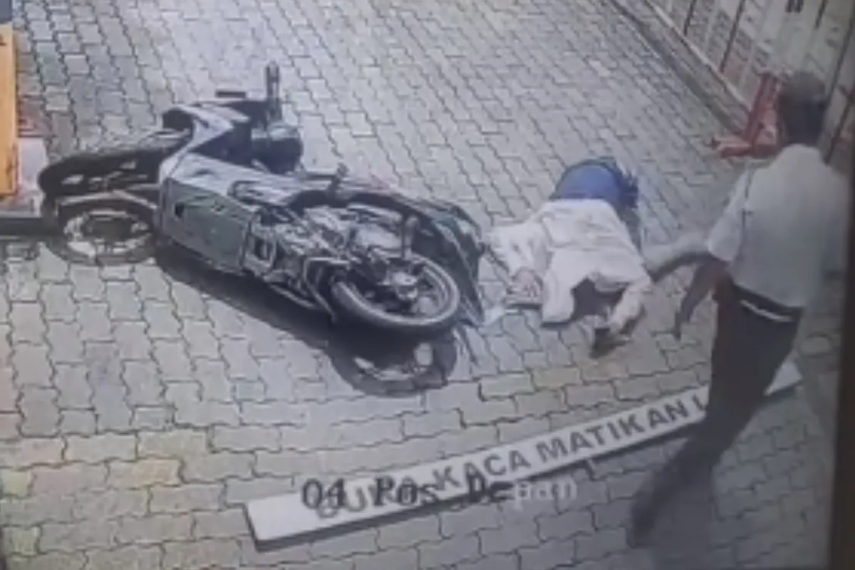 Maling terkapar setelah aksi pencurian sepeda motornya terpergok di Bekasi