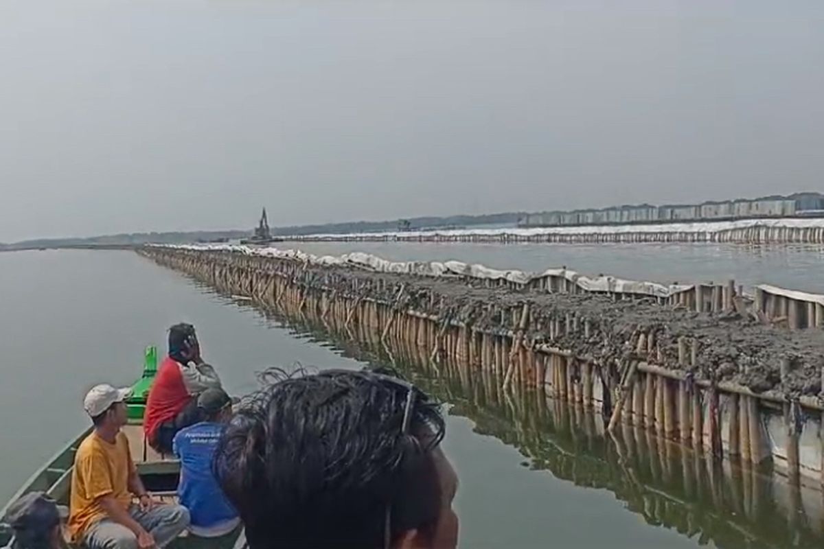 Pagar Laut di pesisir Bekasi: Foto: tangkapan layar video nelayan