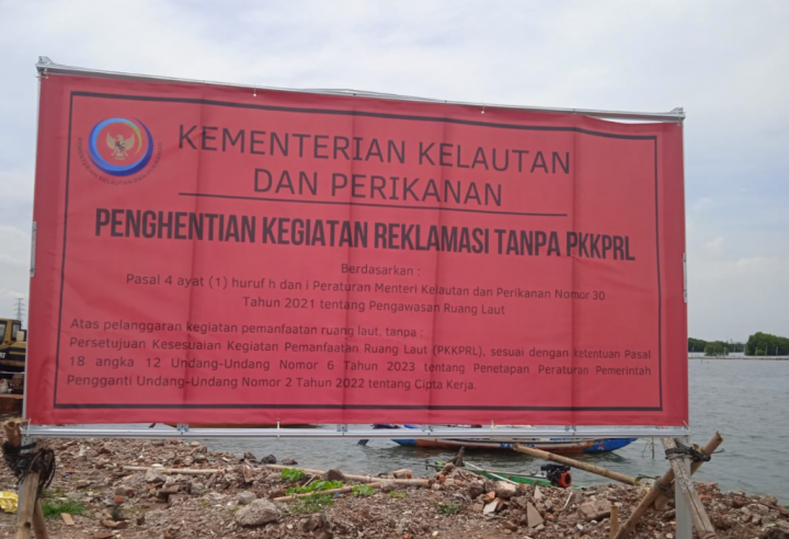Papan penyegelan pagar laut di perairan Bekasi dilakukan oleh KKP