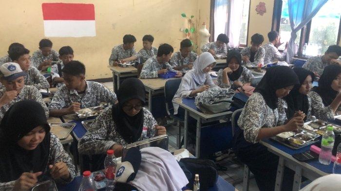 Siswa SMPN 30 Kota Beksi jadi penerima manfaat program makan bergizi gratis.