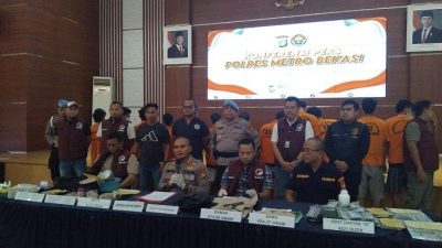 Polres Metro Bekasi konferensi pers penangkapan 10 pelaku pengedar narkotika di wilayah Kabupaten Bekasi, Jawa Barat di Mapolrestro Bekasi pada Jumat (31/1/2025).