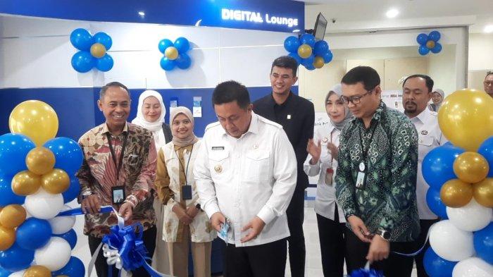 Pj Bupati Bekasi Dedy Supriadi bersama Kepala Bapenda Ani Gustini melakukan pencetakan massal SPPT dan PBB P2 lebih awal untuk genjot pendapatan asli daerah tahun 2025 di Kantor Bapenda pada Rabu (22/1/2025).