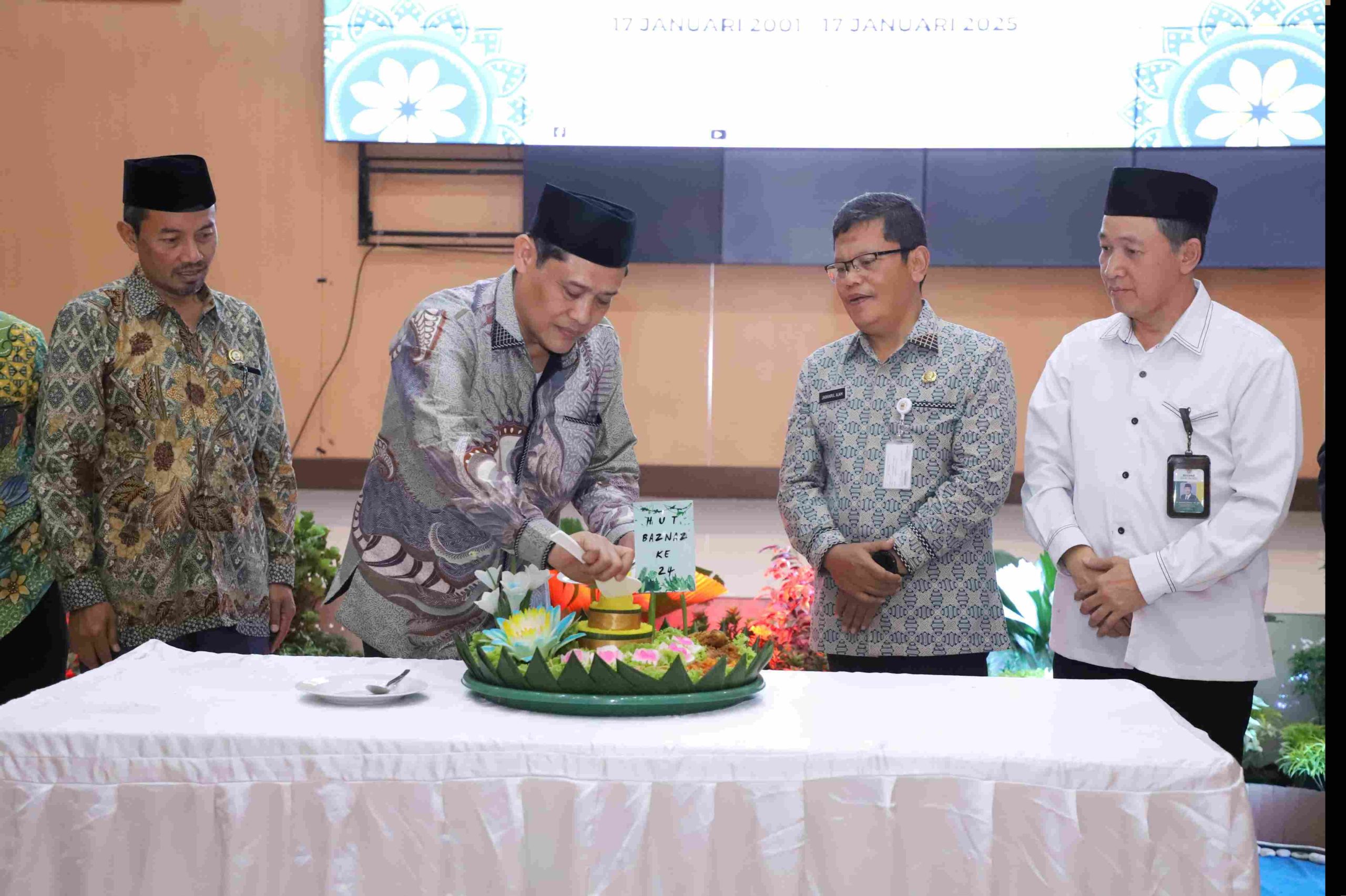 Pj Sekda Kabupaten Bekasi Jaoharul Alam bersama Ketua Baznas Kabupaten Bekasi