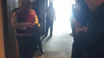 Polisi saat melakukan olah TKP ditemukannya WNA Singapura yang meninggal dunia